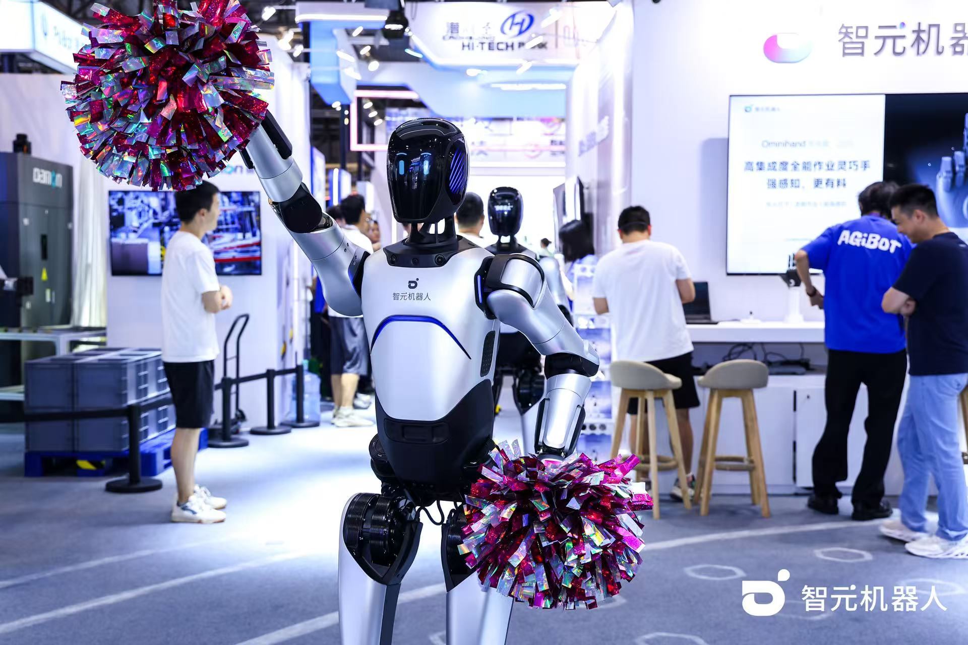 太阳成集团tyc机器人 WAIC 首日展台火爆，机器...